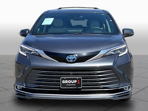 Used 2025 Toyota Sienna Platinum FWD image 4