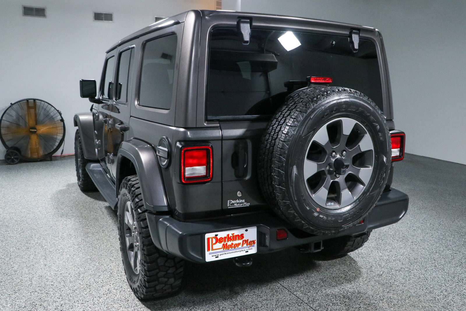 Used 2018 Jeep Wrangler Unlimited Sahara AWD/4WD image 9