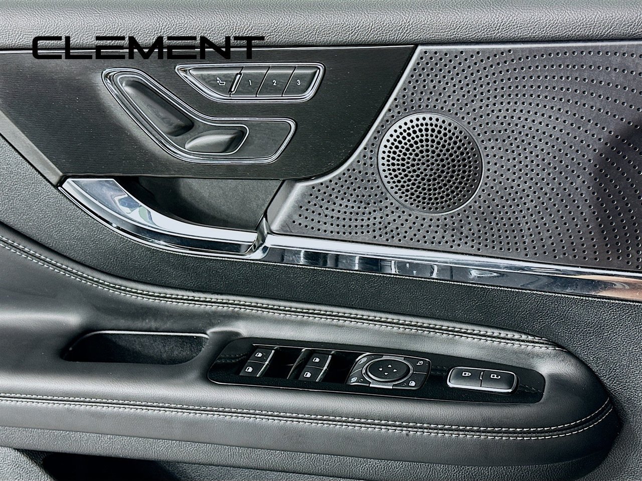 Used 2025 Lincoln Corsair AWD image 26