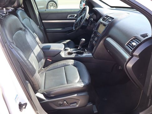 Used 2018 Ford Explorer XLT w/ Equipment Group 202A AWD/4WD image 9
