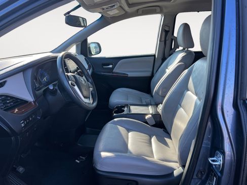 Used 2015 Toyota Sienna Limited image 7