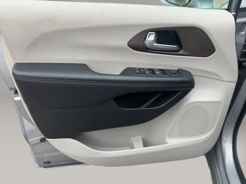 Used 2017 Chrysler Pacifica Touring-L FWD image 10