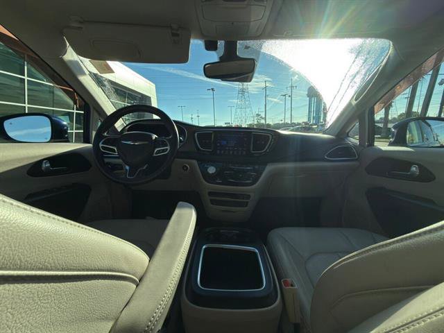 Used 2017 Chrysler Pacifica Touring-L Plus w/ Advanced Safetytec Group FWD image 11