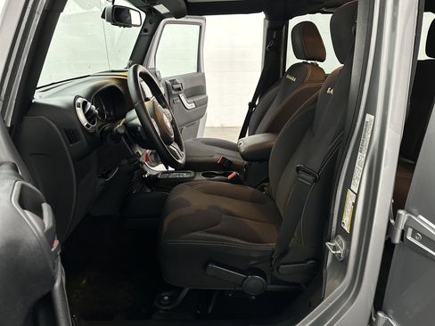 Used 2014 Jeep Wrangler Unlimited Sahara w/ Connectivity Group AWD/4WD image 16