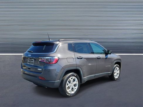 Used 2024 Jeep Compass Latitude image 3