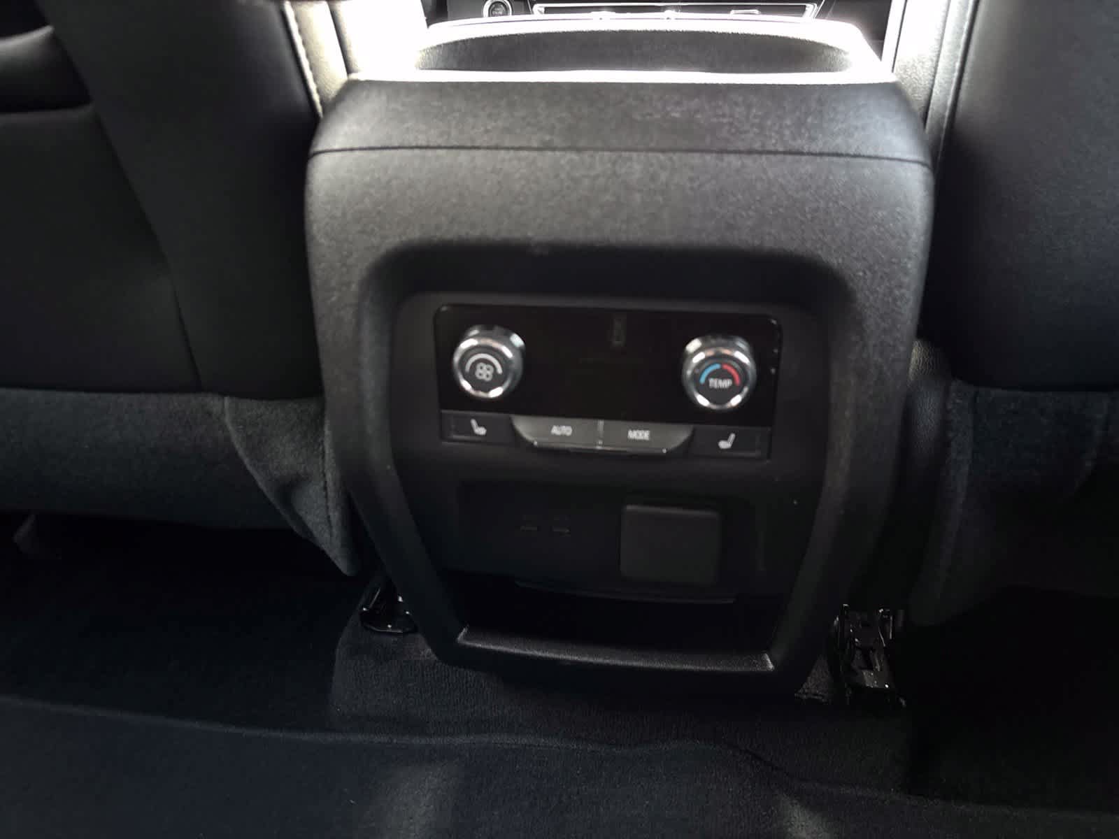 Used 2025 Chevrolet Traverse RS FWD image 16