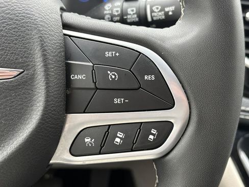 Used 2024 Chrysler Pacifica Select image 19