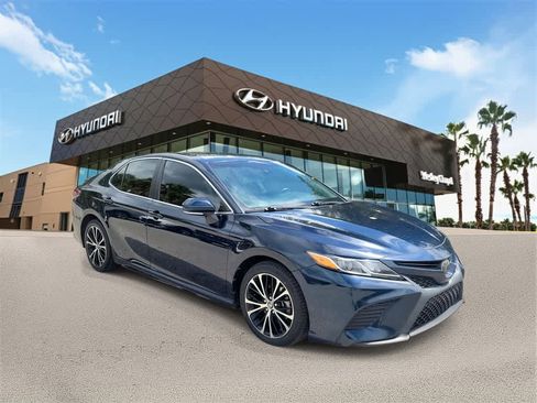 Used 2018 Toyota Camry L image 4