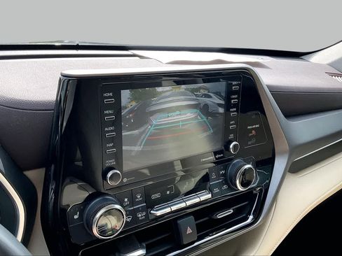 Used 2022 Toyota Highlander XLE FWD image 21