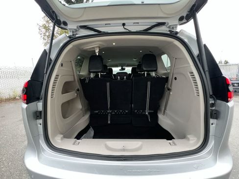 Used 2024 Chrysler Pacifica Touring-L FWD image 26
