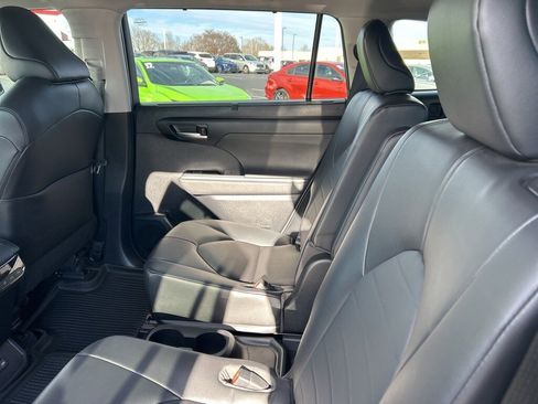 Used 2023 Toyota Highlander XLE image 13