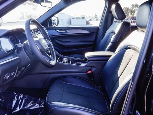 New 2025 Jeep Grand Cherokee Altitude image 18