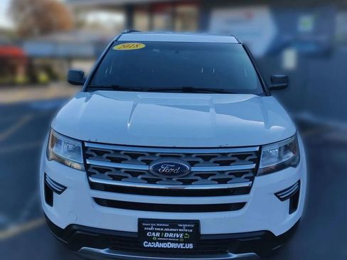 Used 2018 Ford Explorer XLT image 2