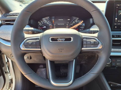 New 2025 Jeep Compass Latitude w/ Convenience Group AWD/4WD image 17