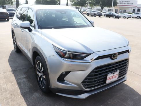 Used 2024 Toyota Grand Highlander AWD Hybrid image 2