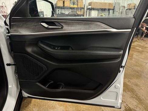 Used 2023 Jeep Grand Cherokee L Limited image 15