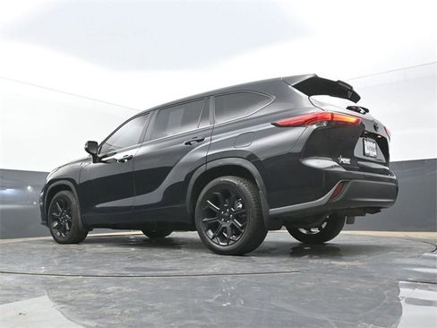 Used 2023 Toyota Highlander LE image 45
