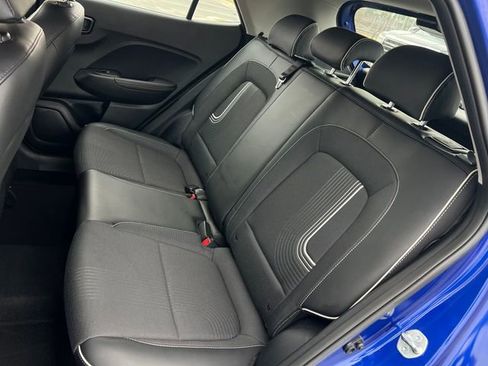 Used 2023 Hyundai Venue Limited image 19