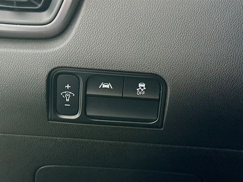 Used 2023 Kia Sorento LX image 17