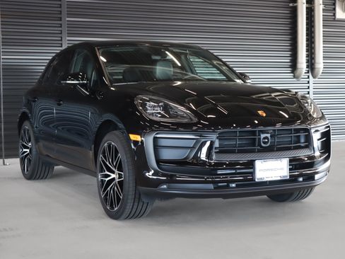 Certified 2025 Porsche Macan image 7