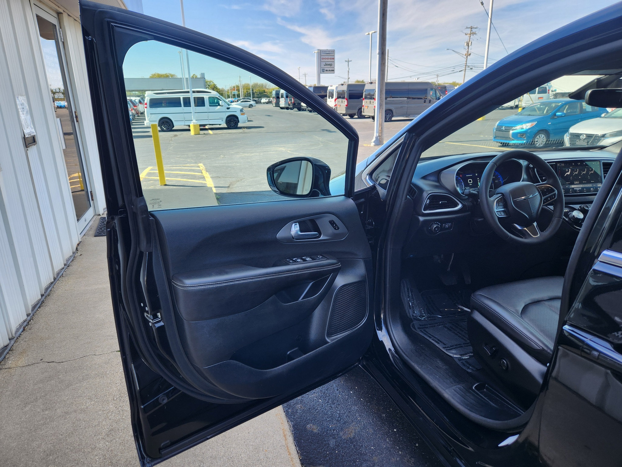 Used 2026 Chrysler Pacifica Select FWD image 26