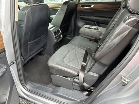 Used 2024 Volkswagen Atlas SE image 18