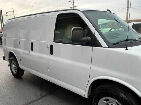 Used 2019 Chevrolet Express 3500 w/ Driver Convenience Package image 25