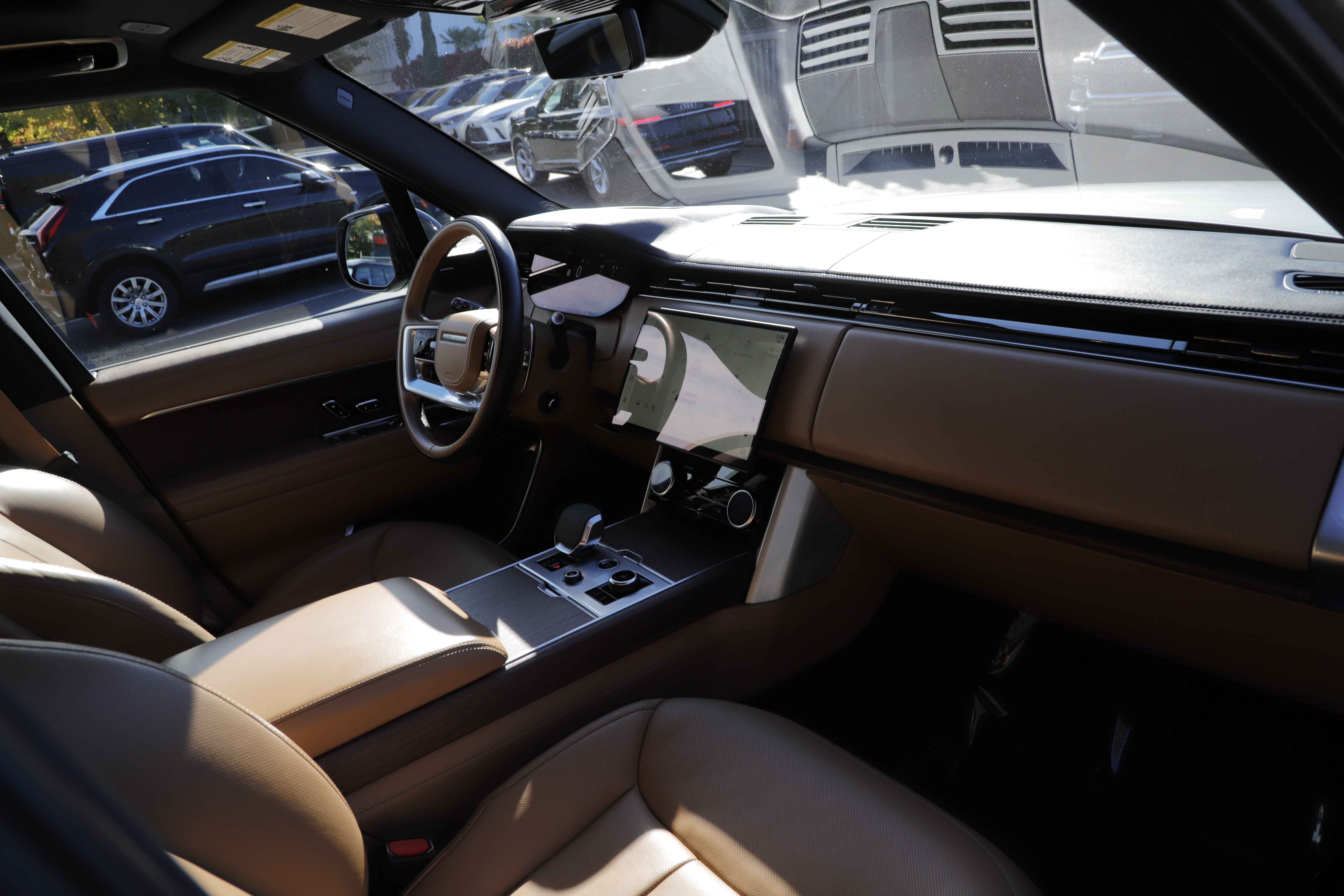 Certified 2023 Land Rover Range Rover Long Wheelbase SE AWD/4WD image 13