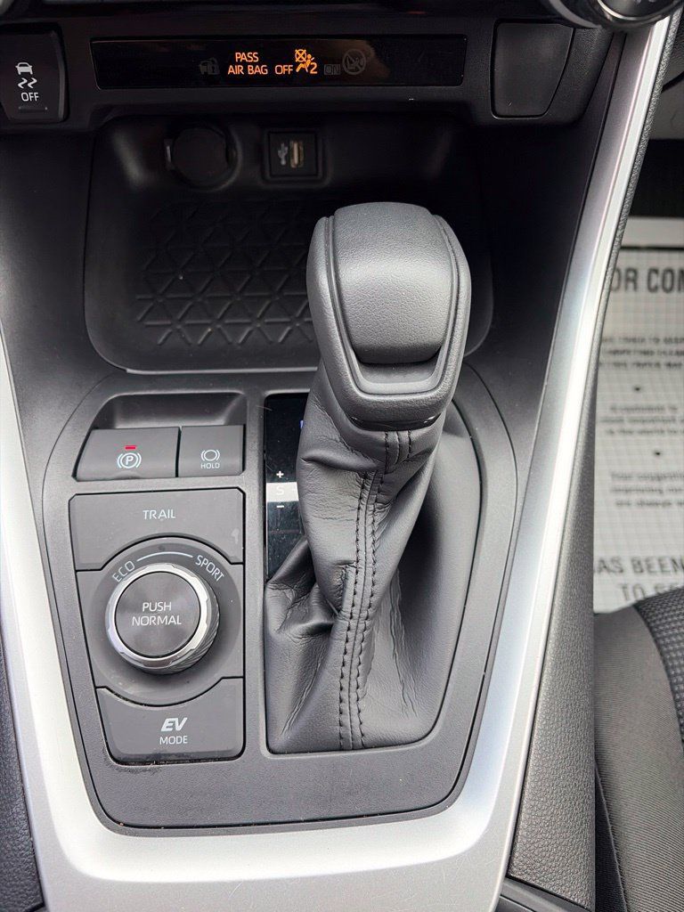Used 2025 Toyota RAV4 LE AWD/4WD image 31