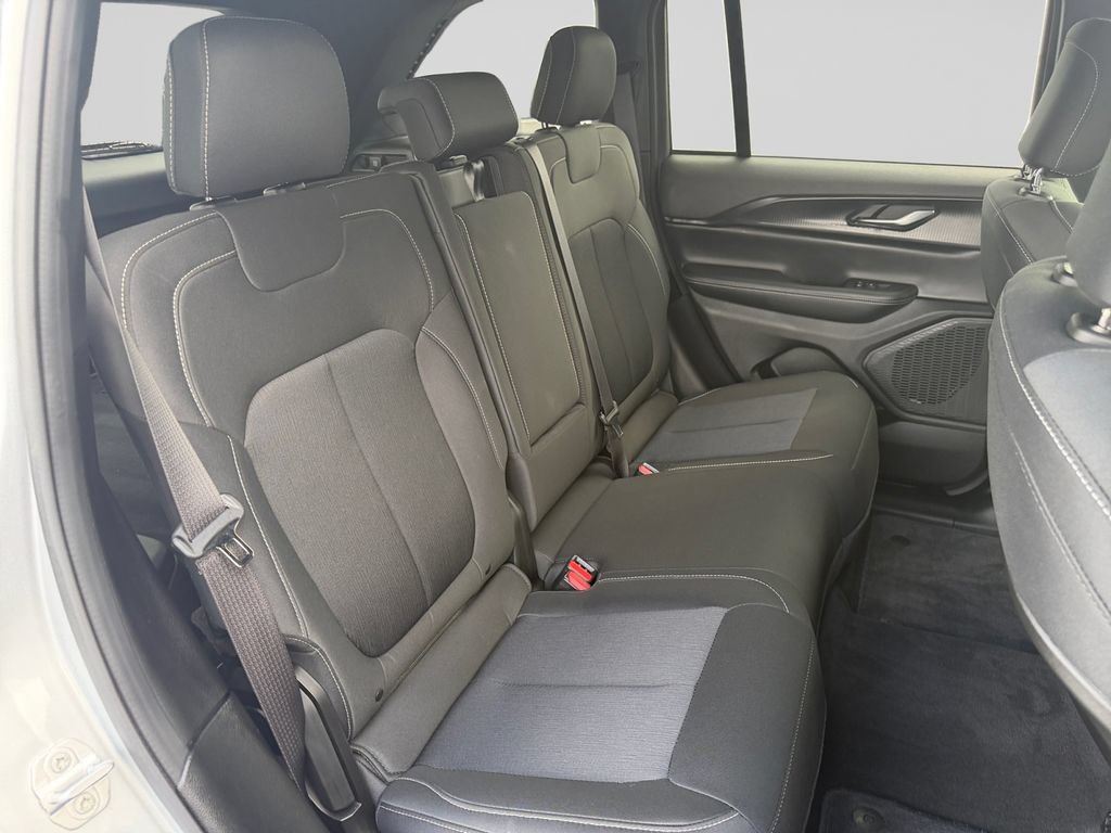 Used 2025 Jeep Grand Cherokee Laredo X w/ Luxury Tech Group I AWD/4WD image 18