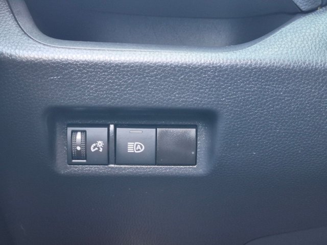 Used 2022 Toyota RAV4 LE AWD/4WD image 16
