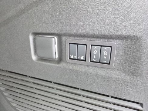 New 2025 Chevrolet Suburban Premier image 8