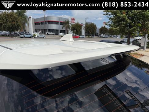 Used 2019 Toyota C-HR XLE FWD image 13