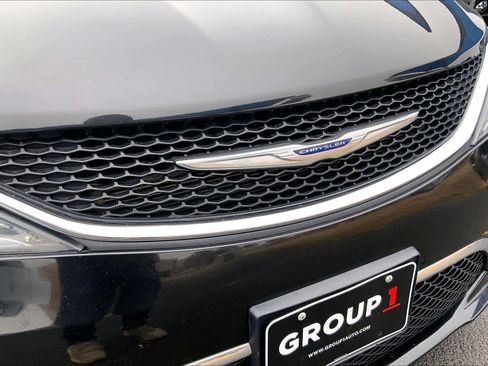 Used 2019 Chrysler Pacifica Touring-L image 28