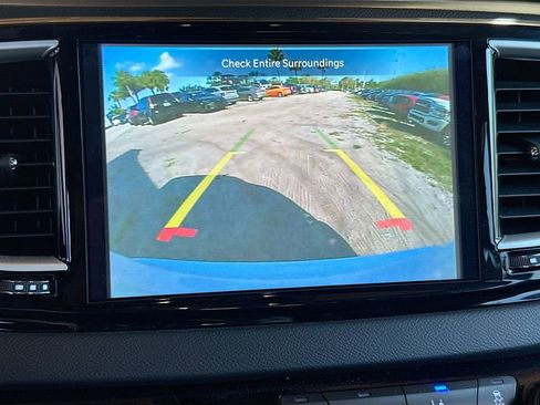 Used 2026 Chrysler Pacifica Select image 15