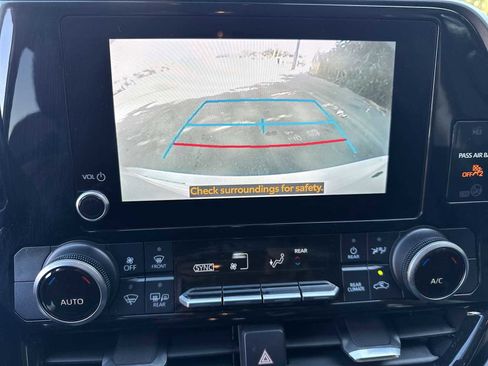 Used 2024 Toyota Highlander LE image 28