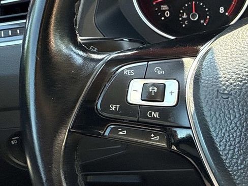Used 2018 Volkswagen Tiguan SEL AWD/4WD image 25