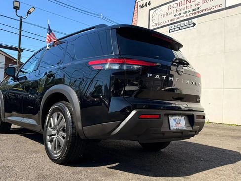 Used 2024 Nissan Pathfinder SV FWD image 8