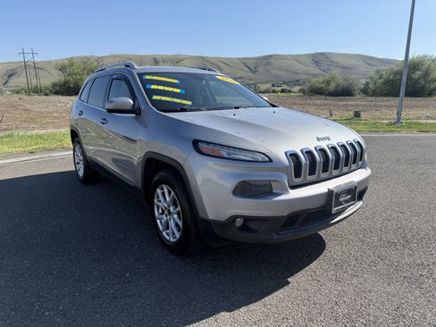 Used 2014 Jeep Cherokee Latitude AWD/4WD image 2