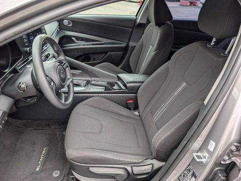 Used 2022 Hyundai Elantra SEL w/ Preferred Accessory Package FWD image 2