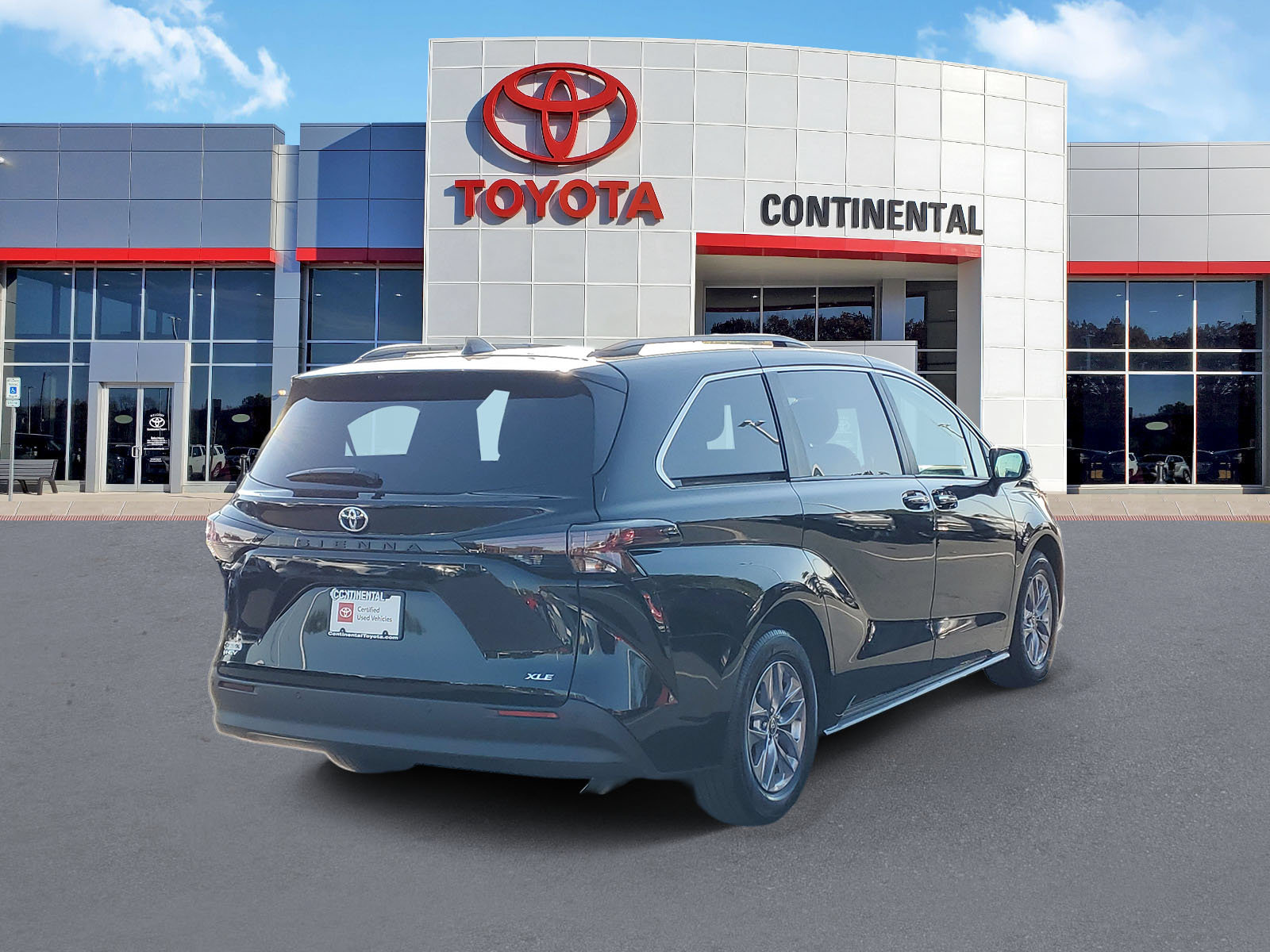 Certified 2026 Toyota Sienna XLE FWD image 5