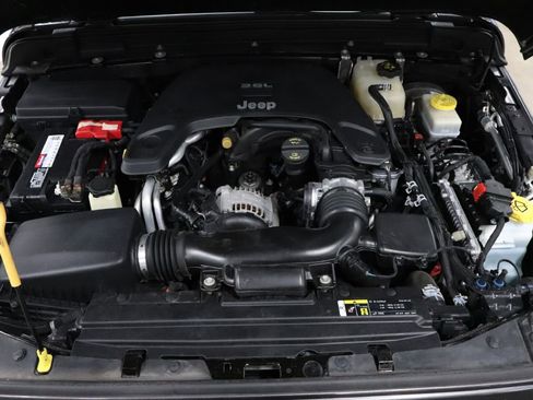 Used 2019 Jeep Wrangler Unlimited Sahara image 33