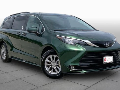 Certified 2026 Toyota Sienna XLE FWD image 3