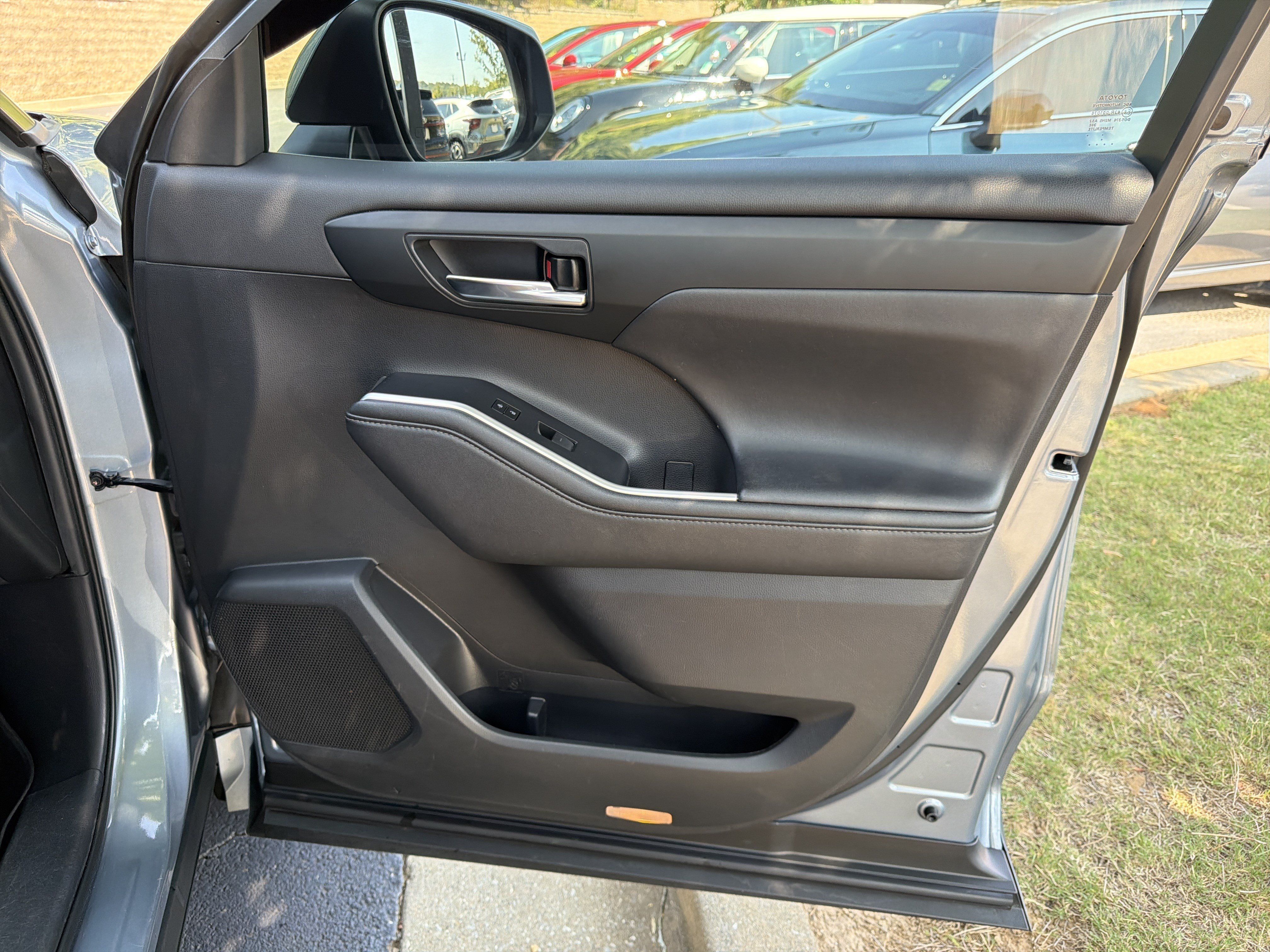 Used 2020 Toyota Highlander XLE FWD image 14