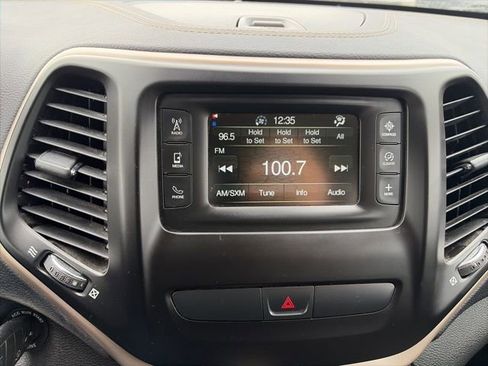 Used 2018 Jeep Cherokee Latitude w/ Cold Weather Group image 22