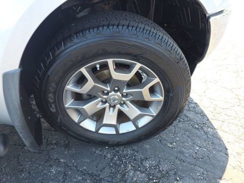 Used 2015 Nissan Frontier SL w/ Moonroof Package AWD/4WD image 50