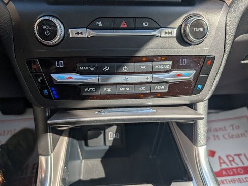 Used 2020 Ford Explorer Limited image 22