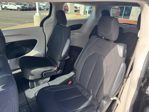 Used 2022 Chrysler Voyager LX FWD image 23