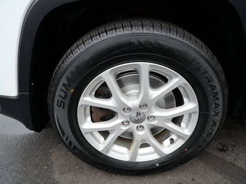 Used 2016 Jeep Cherokee Latitude w/ Safety/Convenience Group AWD/4WD image 36