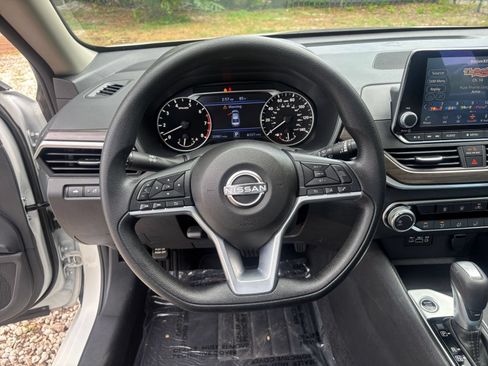 Used 2025 Nissan Altima 2.5 SV FWD image 29
